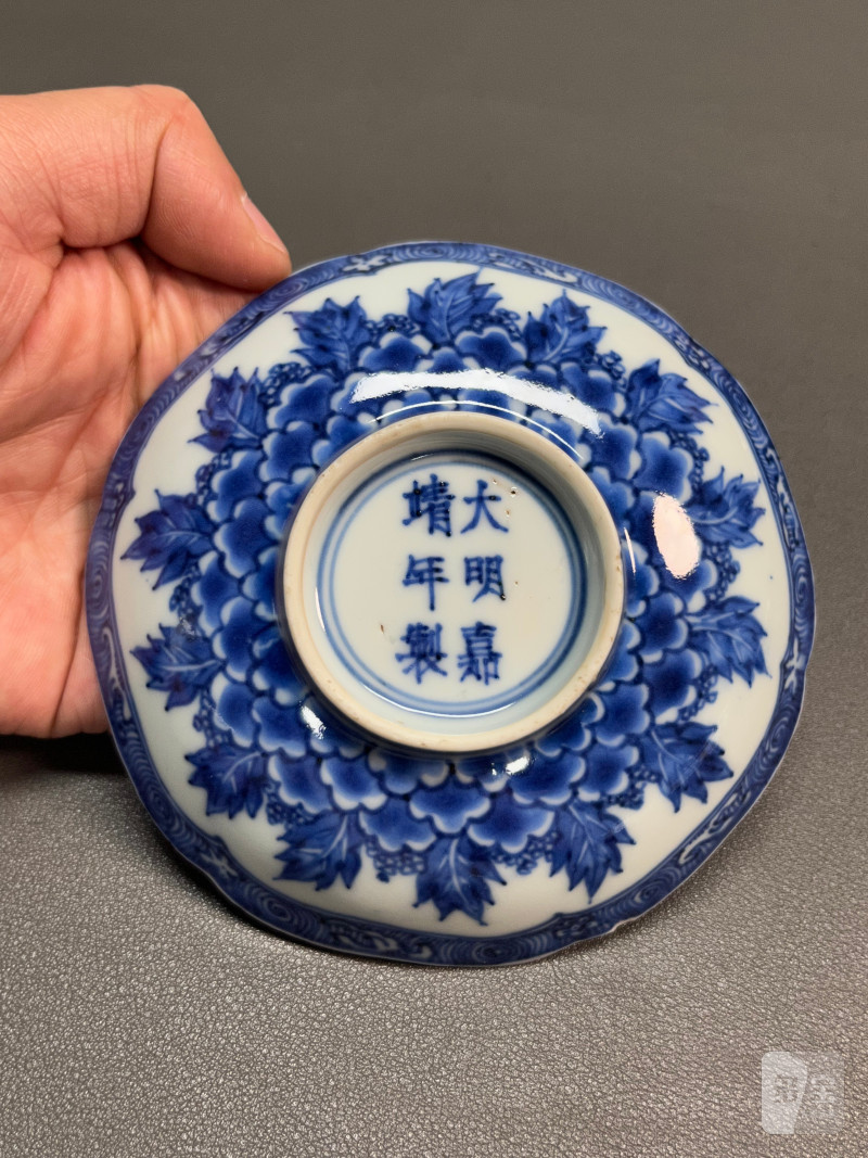 清康熙  青花花卉纹盘（一组 5 只、带木盒） - 图5